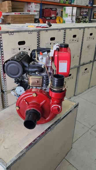 مضخة ماء (حريق) 15 حصان 3×3
تُعرف هذه الوحدات بكفاءتها وأدائها الموثوق، لا سيما في تطبيقات الري الزراعي ونقل المياه عالي الضغط. 

●الميزات والخصائص الرئيسية:
نوع المحرك: محرك ديزل 15 حصان أحادي الأسطوانة، رباعي الأشواط، مبرد بالهواء 
●التطبيقات: تُستخدم بشكل أساسي في الري الزراعي، ومكافحة الحرائق، ومواقع البناء، وتصريف المياه.
●الأداء: تتميز بقدرات ضخ عالية، مع ارتفاع شفط يصل عادة إلى 8 أمتار، وضغط إجمالي (Total Head Lift) يختلف حسب الموديل (يتراوح عادة بين 72 إلى 92مترًا أو أكثر).
●نظام التشغيل: تأتي عادةً مع خيارات تشغيل يدوية (Recoil start) أو كهربائية (Electric start). 
للإستفسار مراسله واتساب 
***********
يوجد توصيل جميع المحافظات
