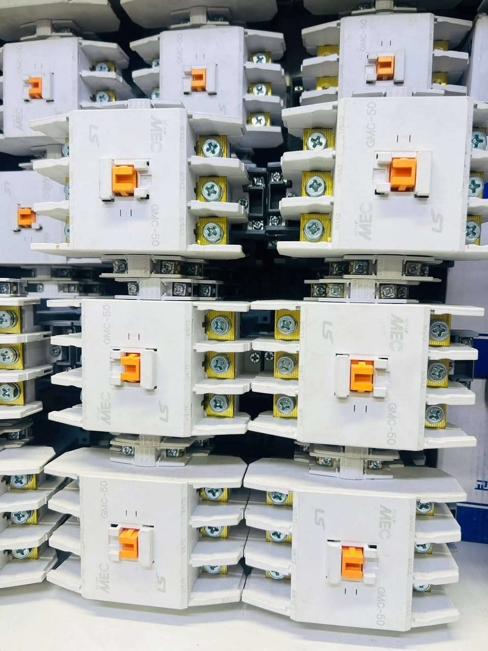 سلام عليكم ورحمه الله وبركاته
يوجد لدينا جميع الكونتكترات والقواطع 
كوري Ls باله وجديد جميع الامبيرات متوفره ثلاثي ورباعي ارخص الاسعار التنافسية 
الاستفسار *********** يوسف الكعبي 
خدمه توصيل جميع محافضات العراق
