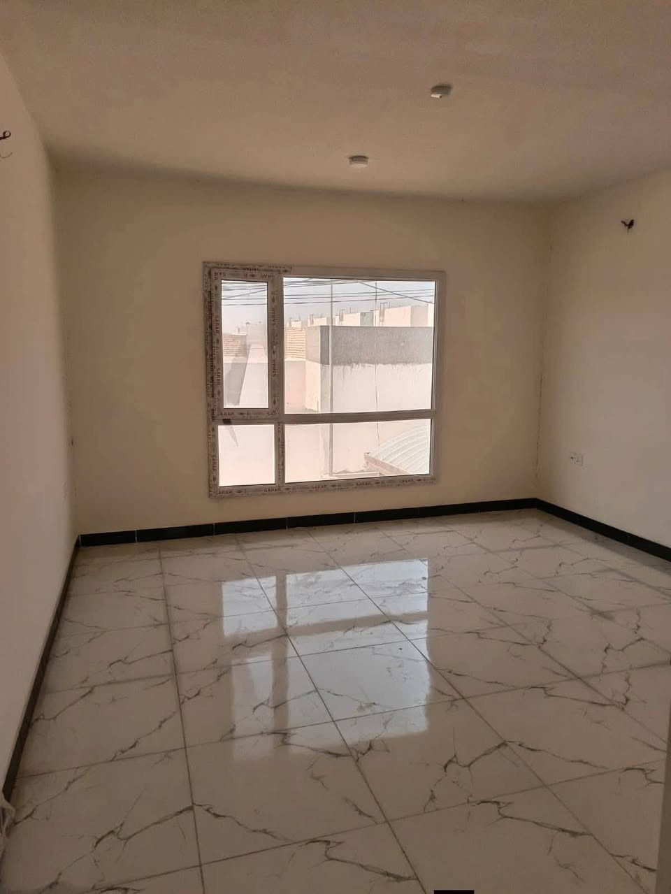 دار للبيع في مجمع قرية الغدير الثانيه مساحة 150 طابقين  للبيع نقدا سعره 145
للتواصل ــ مكتب النخيل للعقار 
***********
***********
