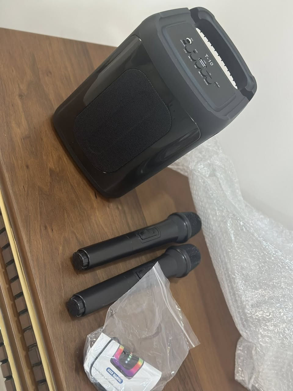 سبيكر كاروكي T-10 + مايك لاسلكي 🎤🔥
حفلات + طلعات + جلسات بدون سماعات

المميزات:

1. صوت قوي 30W + بيس عميق

2. مايك لاسلكي للغناء كاريوكي 

3. اضاءة LED RGB تتحرك ويه الموسيقى

4. بلوتوث + USB + كارت ميموري + AUX

5. بطارية 6 ساعات + يشحن الموبايل

6. هاندل للحمل - خفيف وسهل


**إذا كنت صاحب هذا الإعلان وتريد حذفه لأي سبب، رجاءا أرسل رسالة إلى الدعم الفني**