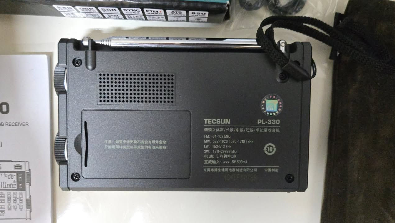 TECSUN PL-330
جديد لوك غير مستخدم
ميزة الكشف المتزامن (SYNC) تعمل على تحسين جودة استقبال الإشارات الضعيفة وتقليل التداخل الناتج عن المحطات المجاورة.
دعم حزمة النطاق الجانبي الموحد (SSB): يتيح استقبال اتصالات هواة اللاسلكي والملاحة، مع إمكانية الضبط الدقيق للنطاق العلوي (USB) والنطاق السفلي LSB) بخطوات تصل إلى 10 هرتز
نظام التخزين المحسن (ETM): ميزة حصرية تتيح مسح النطاقات وتخزين المحطات تلقائياً وتصنيفها بناء على ساعة
 المسح لتسهيل الوصول إليها. سعة الذاكرة يتسع النظام الداخلي
 لحفظ ما يصل إلى 850 محطة إذاعية عبر مختلف النطاقات.
البطارية يعمل بواسطة بطارية ليثيوم أيون قابلة
الإعادة الشحن من طراز BLC
منفذ الشحن منفذ شحن فئة USB يتيح تزويد الجهاز بالطاقة عبر الشواحن القياسية أو أجهزة الكمبيوتر
الشاشة شاشة رقمية من نوع LCD تعرض التردد
التوقيت، مستوى البطارية، ومؤشر قوة الإشارة.
الهيكل تصميم مدمج وخفيف الوزن مخصص للتنقل
والاستخدام الميداني.
للاستفيار مراسله الصفحه
***********
