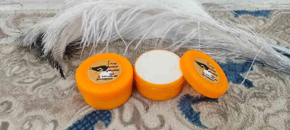 ✨ فوائد علاجية مثبتة وطبيعية 100% ✨

🔹 مسكن قوي لآلام المفاصل والروماتيزم
يساعد على تخفيف آلام الركبة، الظهر، الرقبة، الانزلاق الغضروفي، والتهاب المفاصل بفضل قدرته العالية على اختراق الجلد والوصول للأنسجة العميقة.

🔹 علاج فعال لخشونة المفاصل والتشنجات العضلية
يحسن مرونة المفصل ويقلل التيبس والالتهابات.

🔹 مضاد التهابات طبيعي
يهدئ التورم، الاحمرار، والالتهابات الجلدية والمفصلية بدون آثار جانبية.

🔹 تسريع التئام الجروح والحروق
يساعد على تجديد الخلايا ويقلل الندوب وآثار الحروق والجروح القديمة.

🔹 علاج تشققات الجلد والقدمين
مرطب عميق يقضي على التشققات والجفاف الشديد.

🔹 مفيد لمشاكل الجلد
يساعد في علاج الأكزيما، الصدفية، الحساسية، وحب الشباب.

🔹 تقوية الشعر ومنع التساقط
يغذي بصيلات الشعر، يعالج القشرة، ويمنح الشعر لمعانًا وكثافة طبيعية.

---

🧬 غني بالفيتامينات الطبيعية 🧬

✅ فيتامين A
يجدد خلايا الجلد ويحسن نضارته ويقوي المناعة الجلدية.

✅ فيتامين E
مضاد أكسدة قوي يؤخر علامات الشيخوخة ويحمي الجلد من التلف.

✅ فيتامين D
يساعد في دعم العظام والمفاصل عند التدليك الموضعي.

✅ أوميغا 3 – 6 – 9
تغذية عميقة للخلايا، تقليل الالتهابات، وتحسين صحة الجلد والشعر.

---

🌿 يمتاز زيت النعام بـ:
✔ سرعة الامتصاص
✔ لا يسبب حساسية
✔ مناسب لجميع الأعمار
✔ استخدام خارجي آمن

📌 النتيجة:
راحة للمفاصل ✨ بشرة صحية ✨ شعر قوي ✨ علاج طبيعي بلا كيماويات

📞 اطلب الآن واستفد من قوة الطبيعة في زجاجة واحدة
***********
***********
واتساب سعر العلبة 14 الف دينار والتوصيل مجاني لجميع محافظات العراق
