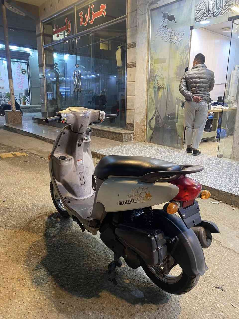 السلام عليكم دراجه فلة للبيع 2011 الدراجة عاوجه ولف وبيها كسر بلحاضنه باقي كهربائياتها كلها شغاله من الطول لطول سعرها 500 وبيها مجال *********** مكاني ميسان المحمودية
