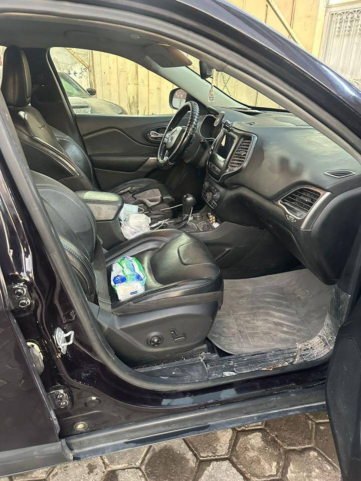 السلام عليكم
جيب شيروكي بزون

السعر 110$

الموديل : 2021 

نوع الحادث :  شجرة واكعه عليها بالاعصار بنيد وقمارة وزوج ابواب الايمن مبدلات يعني ابيع صبغ عام 

الــمــواصــفـــات :-

1 - محرك 6 سلندر 3200

2 - كشنات جلد اسود

3 - شاشة وسط للتحكم في ايعازات السيارة

4 - تبريد قطعتين امامي خلفي

5- لايت زنون + كشاف

6- رقم بابل مداور باي وقت مشروع وطني 

7 - تبريد ثلج ❄️

8 - منافذ USB امامي خلفي

10 - تحكم ستيرن جهتين

12 - نضام ABS مانع انزلاق

13- سايد بريك بصمة 

16- كشن حضن 

17- حساس خلفي

18-أوتو بريك

19- نضام قياده

20-تريشه كروم بلاد

21- بصمه

وبعد بيه هواي مواصفات السياره جاهزه 

مكان السياره نجف

صبغ عام سيارة حادثها شجرة واكعه عليها ع القمارة والبنيد 

*********** واتساب

***********اتصال
