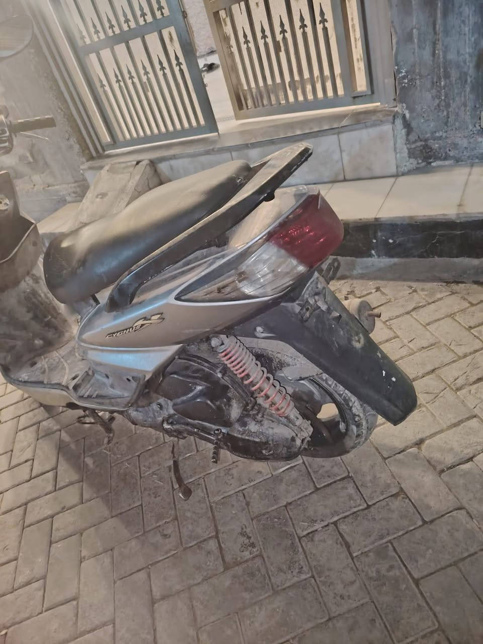 السلام عليكم  
شباب عندي دراجه سكنس للبيع كابريتر خطين السعر 500  عنوان📍بفداد مدينه الصدر الرقم المبايل ***********
