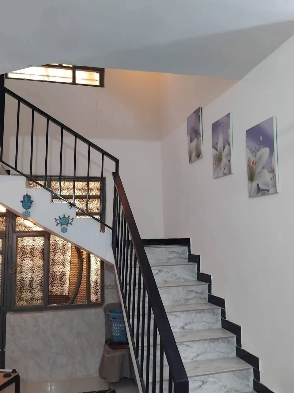 اعلان : عقار للبيع ( طابو  ملك صرف    في الزعفرانيه 

🔸 موقع العقار :  شارع المعهد خلف مدرسه الكندي   

تبليط مجاري كهرباء متوفر كلشي 

🔸 مساحة العقار : (150) متر  الواجهة(7 ونص) نزال (20)

🔸 جنس العقار : طابو ملك صرف   حديث بناء درجه اولى 

طابقين    كامل 

🏗 يحتوي على  ستقبال مطبخ صاله غرفه منور صحيات 

🏕 طابق ثاني 3 غرف  نوم صاله مع الصحيات  

صطح شتايكر بيتونه 

__
♦️ للاستفسار يرجى مراسلة الصفحة او الاتصال على الهادف  

***********

السعر 220 قابل التفاوض 
او مراجعه مكتب الاماكن للعقارات
