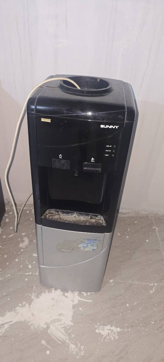 للبيع طباخ ايطالي شعال بدون اي عيب فرن شغال ٥عيون شغال فقع جام امامي فرن مكسور براد ماي شغال هفلان *********** سعر طباخ ١٠٠الف براد ٤٠الف
