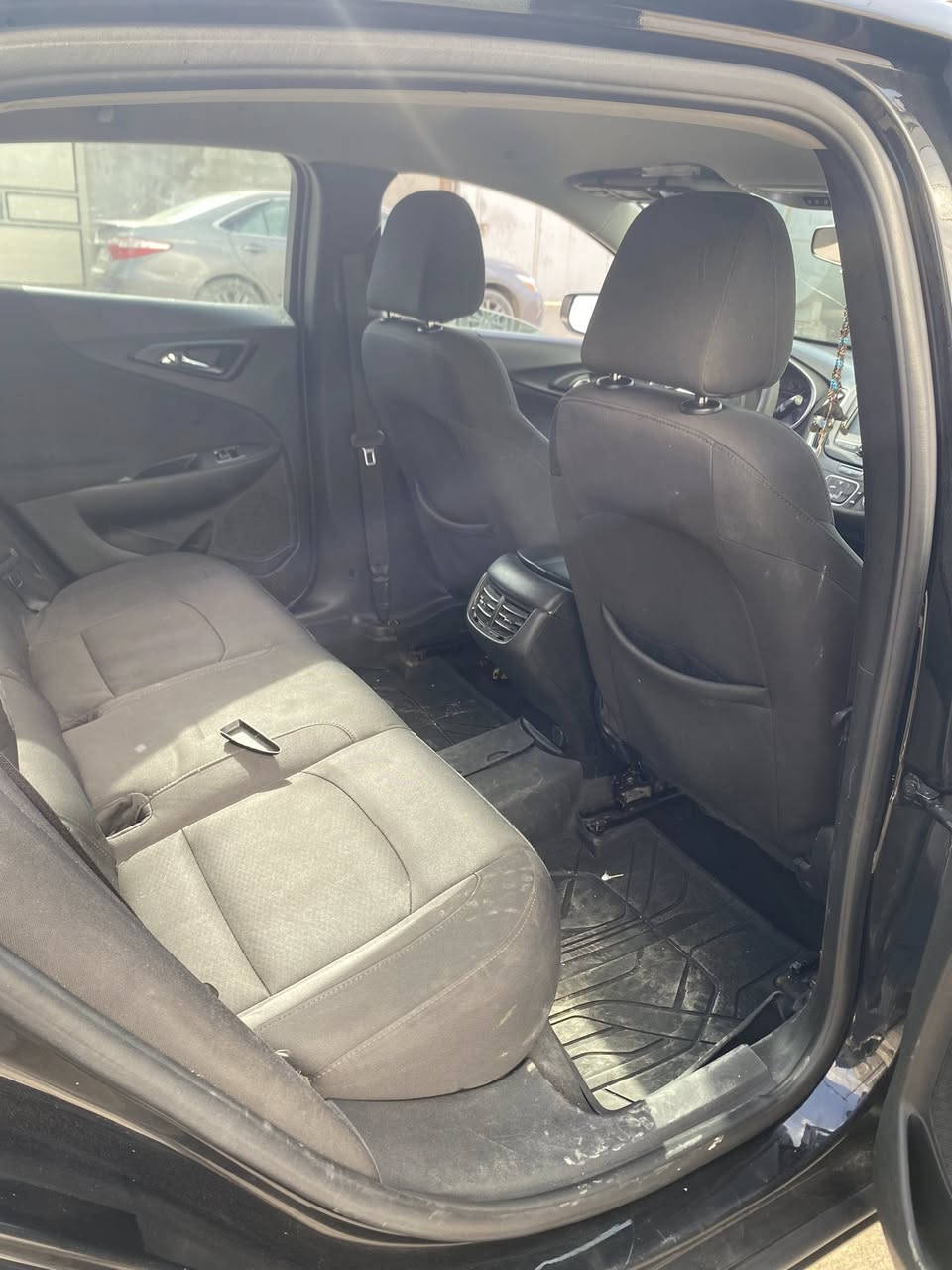 سلام عليكم لبيع ماليبو موديل 2018 مواصفات Lt تشغيل عن بعد تبريد قطعتين كير محرك بشرط صدر امامي خلفي جديد تايرات جديد  رقمها إربيل سنويه ساقطه ضررها جاملغ وبونيد وشويه من باب سكن سياره ماشيه 155 كيلو سعرها 100 ورقه وبيها مجال عنوان كركوك شارع القدس ***********
