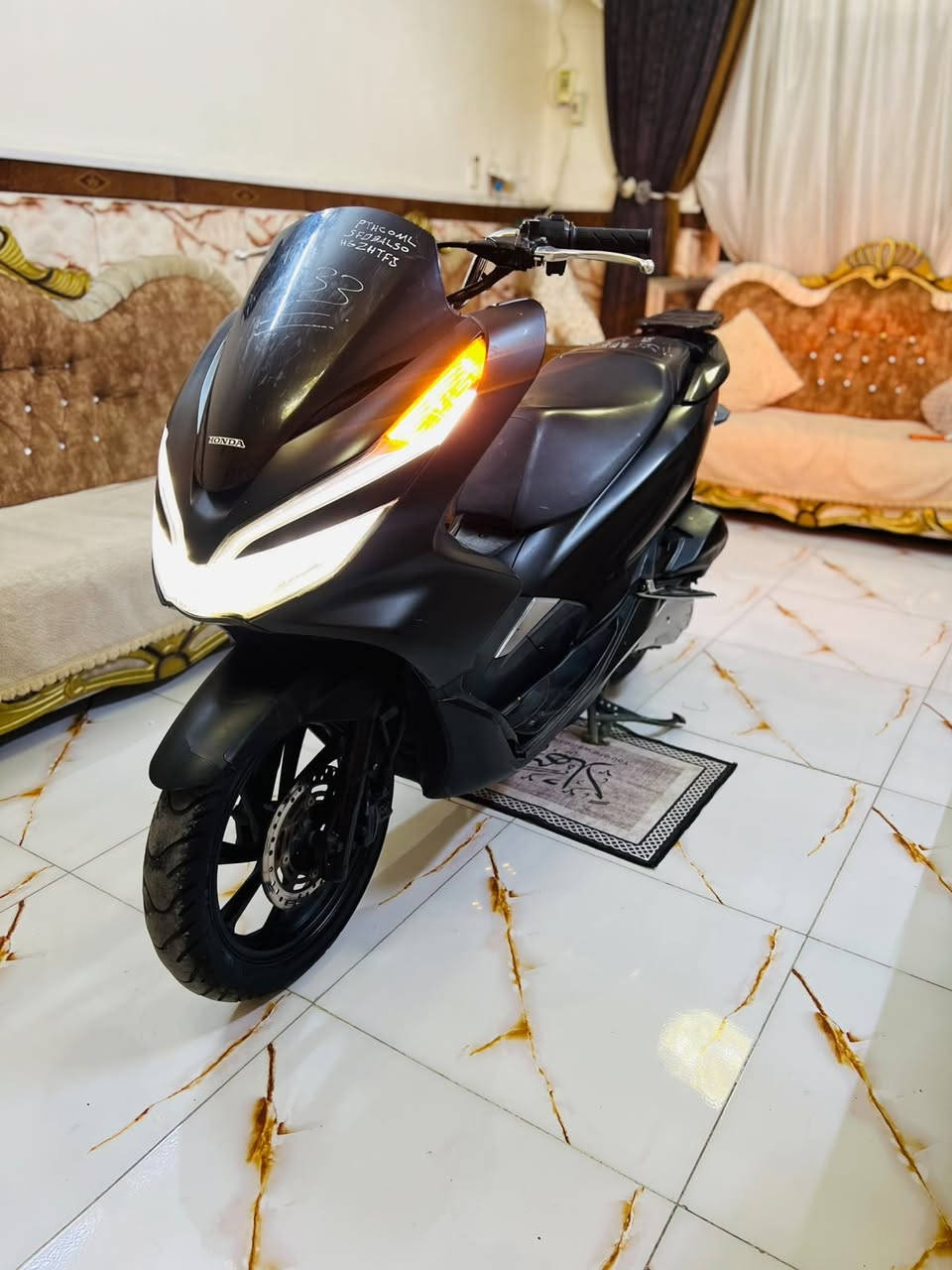 السلام عليكم دراجه PCX ياباني الجيل الثالث للبيع مكينه 150 حساس ازدحام بصمة دكمتين ياباني الاصلي دراجه مكفولة كفاله عامه مال جناي مكينه برغي ممفتوح بيه شلعه معدل فول ماشي 8000 حقيقي السعر مليون 950 بيه مجال  عنواني بغداد للاستفسار ***********
