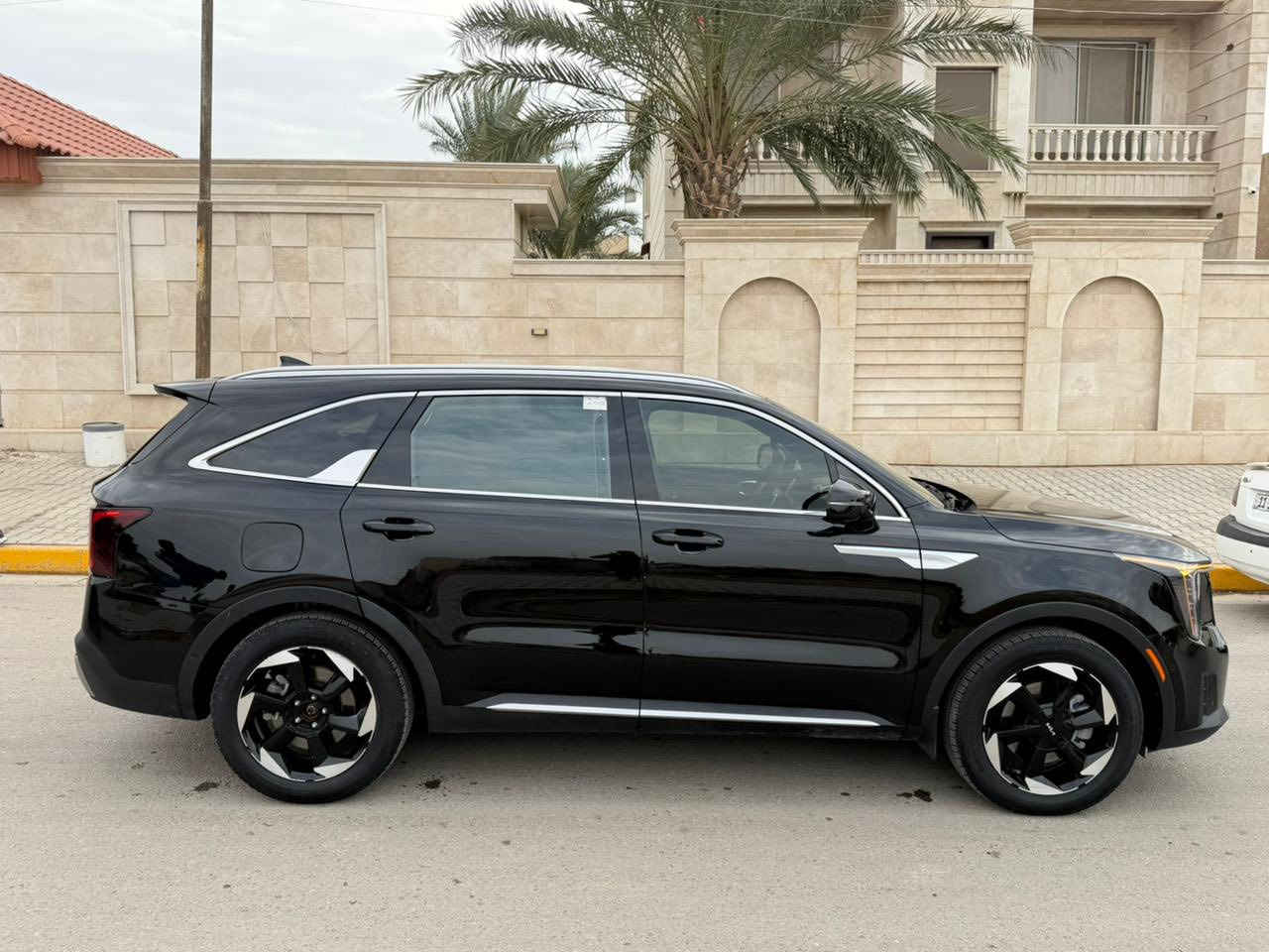 KIA SORENTO SX HYBRID 2025
 
📍السياره موجوده في بغداد للتواصل ***********  

كيا سورنتو  هايبرد + بلكن SX 2025 برستيج 
المسافة المقطوعه 11908km
اللون .اسواد   
محرك. 1600 تيربو هايبرد 
الموديل 2025
مرقم بغداد 

                  ======= الاضافات👇👇 ======
  
فتحة بانوراما 
شاشة كبيره نفكيشن 
رادار امامي
 مانع تصادم
مانع انزلاق 
تحديد مسرب .
نقطة عمياء .
تصحيح مسار 
بصمه تشغيل 
بصمه ابواب 
كاميرا خلفيه 
كاميرا عداد 5 
كاميرا 360
طارة مدفية 
تشغيل عن بعد سياره 
كراسي مدفية + مبرد 
كراسي كهرباء عداد 2 
كراسي جلد 
كراسي ذاكره 
كراسي 7 راكب 
مثبت سرعة
تحكم ستيرن
شاحن وايرلس
هاند بريك كهربائي
حساسات خلفيه + اماميه 
حساسات مانع تجاوز 
ويل قياس 19
دفع رباعي 
باب خلفي كهرباء 
اضويه امامي زنون LED
اضويه خلفيه LED
كشافات LED
دفع رباعي 4X4
نظام GPS+خرائط 
كندشن مركزي امامي او خلفي 
وبلوتوث 
مدخل USB+ AUX
 

🚗🚗حادث السياره كما موضح في الصور باب مبدل اصلي نفس اللون  صبغ جاملغ فقط 🚗🚗

الأردن الزرقاء المنطقه الحره شارع 20 شمال 

للتواصل  / عمر الدليمي 00962786166701 علي الكرغولي 00962788505634
