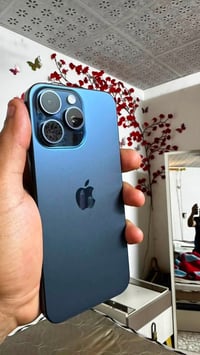 آيفون 15 Pro Max لون ازرق فاتحه على ايدي   نضافه 100% ولا شخطه   بطاري...