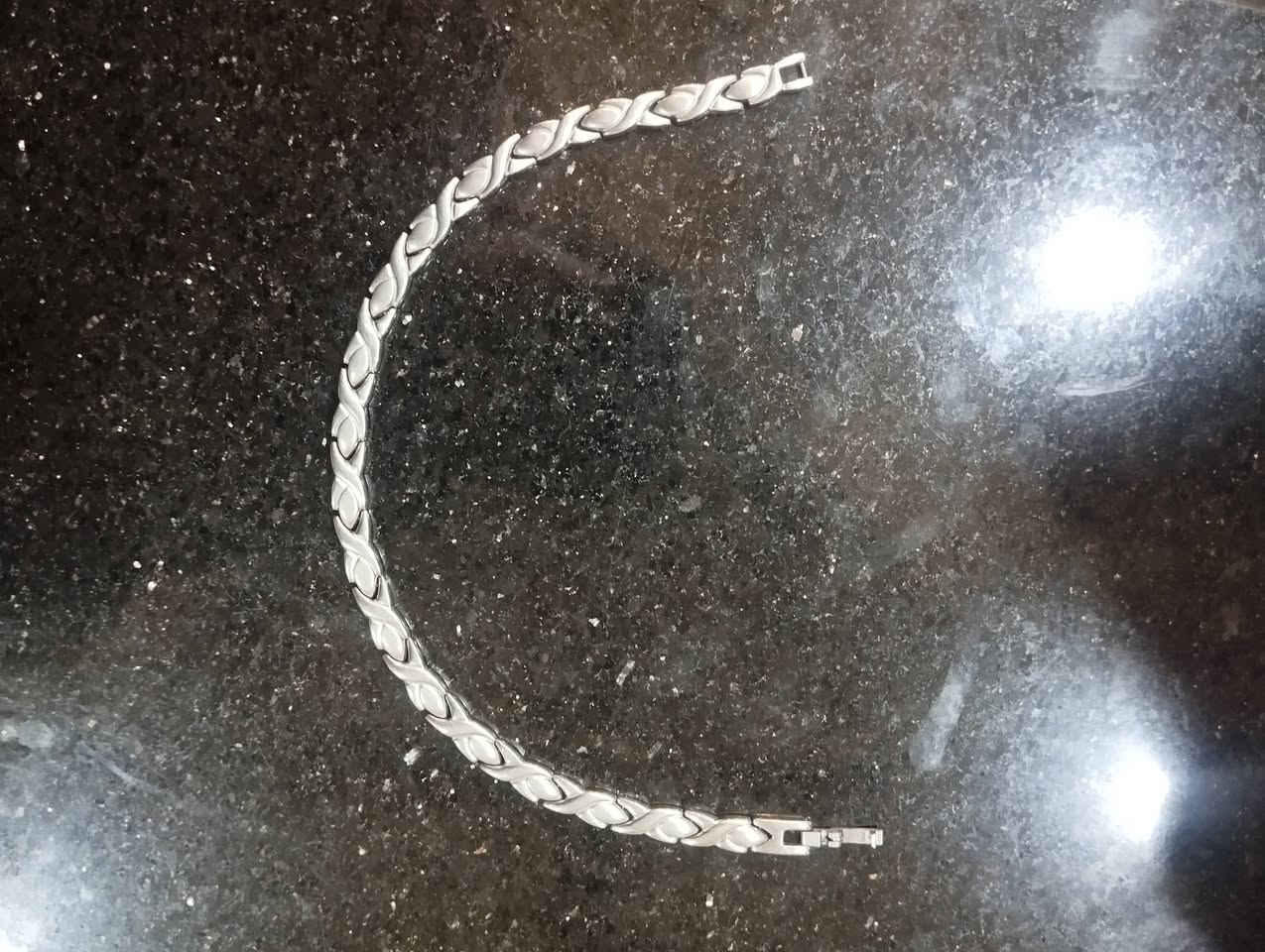 السلام عليكم
سوار مستخدم بالة تيتانيوم  طلاء روديوم 
طبي يستخدم لإزالة الطاقة السلبية
السعر 45 الف 
متوفر توصيل إلى كافة المحافظات
*********** تواصل واتساب فقط
