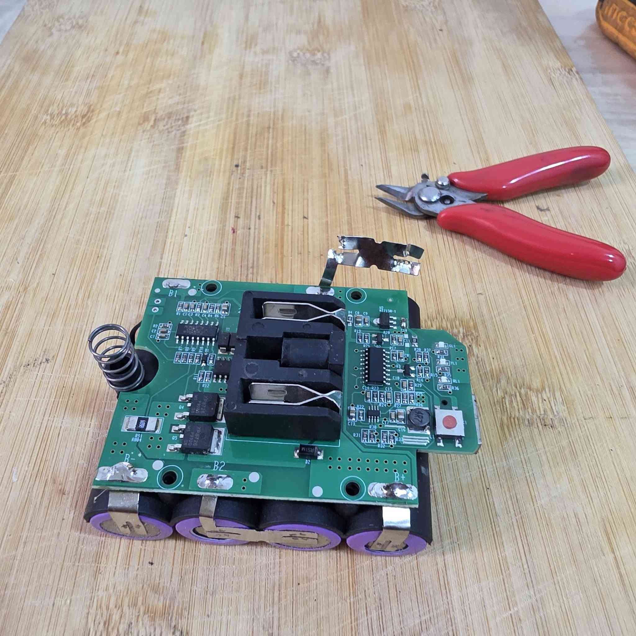 السلام عليكم  من رخصه الادمن المحترم   تم بحمد الله تعالى تبديل خلايه  بطاريه ديولت ٤ خليه ١٦ فولت ١٥٠٠ ملي امبير 
خلايه الوطني  للاستفسار مراسله الرقم  
***********
