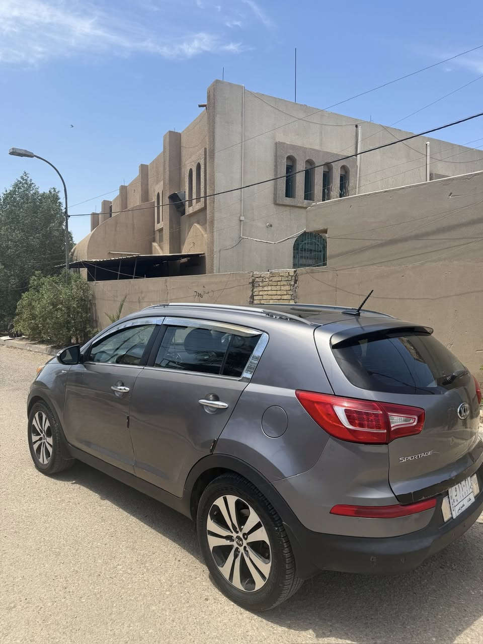 السلام عليكم للبيع سبورتج 2013 وارد كندي فول موصفات للاخير
شاشة جبيره بلادية
ضررها باب السايق مبدل نفس اللون  والي وره السايق مصلح 
ودحجه خفيفه بلباب الخلفي الي وره الصدر ممصلحها لهسه موضحه بالصوره 
مكينة 2400 دوش مفتوحة 
كير كفاله 
صدر جديد 
منضومه تبريد جديده 
ب130 وبيها مجال 
صور الحادث ماعندي 
مكان بغداد البنوك
***********
