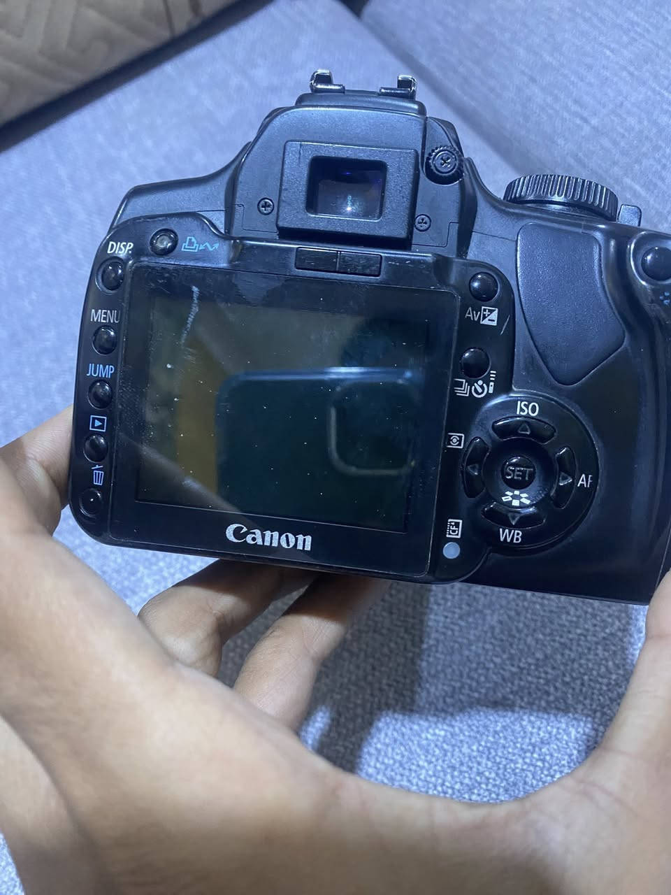 كانون 400d كامره نضيفه كامل ملحقات جنطه وشاحنه ورام وعدسه الكامره بيه عطل بلسنسر مالته فقط من التقط الصوره يصعد ماينزل الا انزله بيدي الكامره مامستخدمه رايدها ب 120 وبيها مجال 
***********
