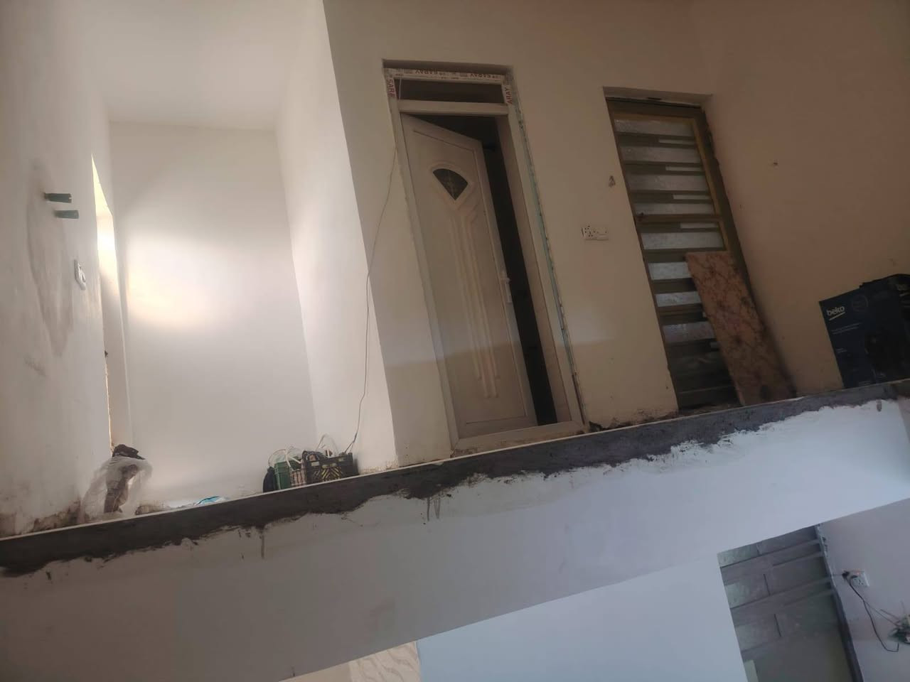 سلام عليكم
بيت مساحه 100م 
بناء جديد 2025
يحتوي عل طابق ونص خدمات كامله لبيت جاهز من كلشي عدد البيوت 2
موقع حي نصر فرع كباب السيد قريب ***********
