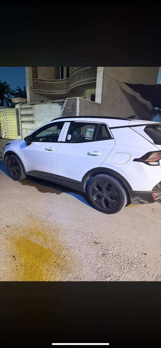 🚗 كيا سبورتاج 2025 بلاك اديشن بانوراما 🔥
مرقم بغداد سنوية + لوحات
✨ أبرز المواصفات:
▪️ محرك 4 سلندر سعة 2000 سي سي اقتصادي وقوي
▪️ سقف بانوراما كامل يعطي إطلالة مميزة داخل السيارة
▪️ نسخة Black Edition مع إضافات سوداء رياضية (شبك، ويل كب، مرايا)
▪️ شاشة وسطية مع نظام آبل كار بلاي وأندرويد أوتو
▪️ كاميرات + حساسات أمامية وخلفية
▪️ تشغيل بصمة + دخول ذكي
▪️ مقاعد جلد مريحة بتصميم رياضي
▪️ مكيف خلفي لراحة الركاب
▪️ نظام ثبات إلكتروني ووسائد هوائية متعددة للسلامة
💎 سبورتاج 2025 تجمع بين التصميم العصري، الاعتمادية المعروفة من كيا، والتجهيزات الحديثة التي تجعلها من أكثر سيارات الـSUV طلباً في السوق. مكفوله 
ضمان دوليه وبيها 3 تبديلات دهن مجانيه  المكان الغزاليه 
***********الرقم بي وات ساب هم الرجاء الاتصال عليه ماشيه 6000 سعر 245 وبيها مجال
