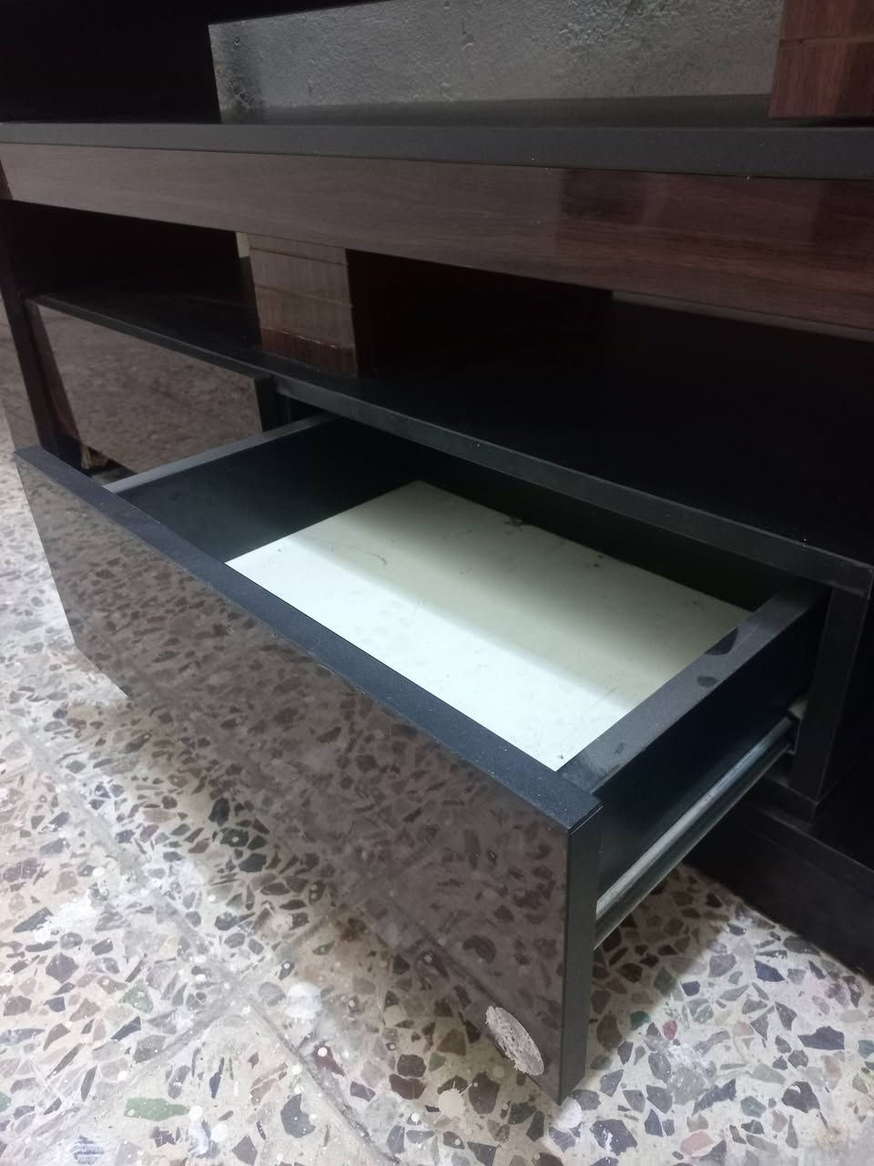 — — — — — — — — — —
📺✨ ترابيزة تلفزيون / كاونتر شاشة مودرن للبيع ✨📺
قطعة أنيقة وعملية بتصميم عصري يناسب كل الديكورات ✨
لون بني غامق مع أسود لمسة فخامة مرتبة، تناسب الصالة أو غرفة الضيوف 👌
🔹 تحتوي على أدراج سحب واسعة وناعمة الحركة
🔹 رفوف مفتوحة لترتيب الرسيفر أو الأجهزة الإلكترونية
🔹 مساحة علوية تتحمل شاشة بحجم جيد
🔹 تصميم متين وثابت وقوي
🔹 تخزين عملي ومرتب يساعدك تستغل المساحة بأفضل شكل
الحالة: نظيفة وجاهزة للاستخدام 👍
السعر: 75 فقط 💰
📲 للتواصل واتساب: ***********
القطعة مرتبة وتستاهل، واللي يدور شغل نظيف بسعر مناسب لا يفوتها 😉
