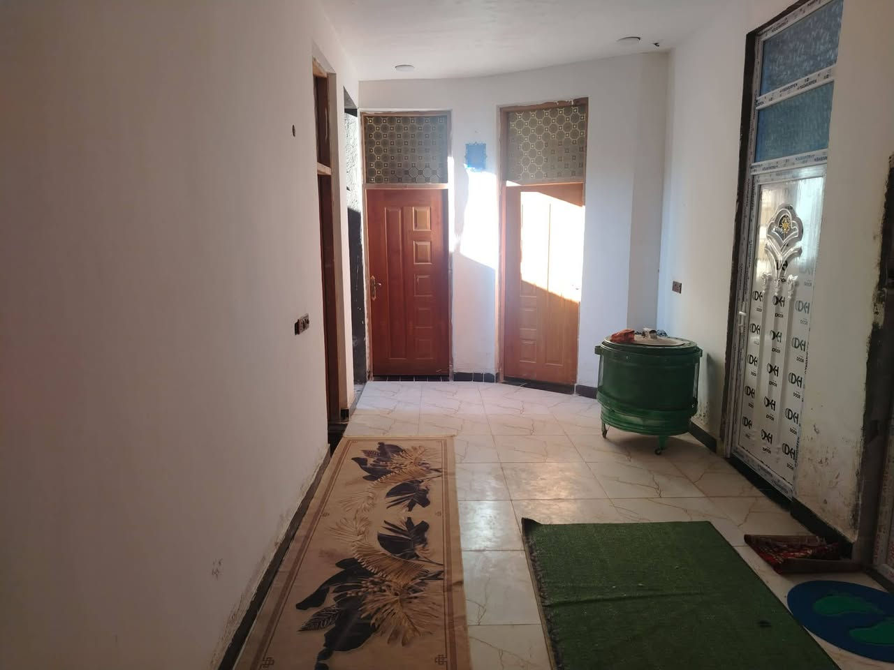 بيت للبيع حي حكيم شارع الوائليه مساحه 250متر طابقين كله طابوك يتكون من 5غرف نوم وصاله ومطبخ واستقبال مرقم من بلديه صاله عدد 2صحيات داخلية وخارجية بس طابق ثاني نقصه بس ارضيه فرعي عرض شارع 10متر قريب شارع العام *********** أو ***********واتساب
