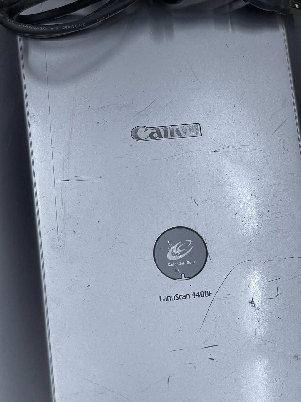 هذا ماسح ضوئي مسطح طراز Canon CanoScan 4400F.
دقة المسح الضوئي تصل إلى 4800 × 9600 نقطة في البوصة.
مزود بوحدة مدمجة لمسح الأفلام (FAU) مقاس 35 ملم.
يحتوي على 7 أزرار EZ لسهولة الاستخدام.
يتضمن تقنية QARE Level 3 لإزالة الغبار والخدوش من الصور.
يتميز بغطاء Z-lid متقدم يتيح مسح المستندات السميكة والكتب.***********
