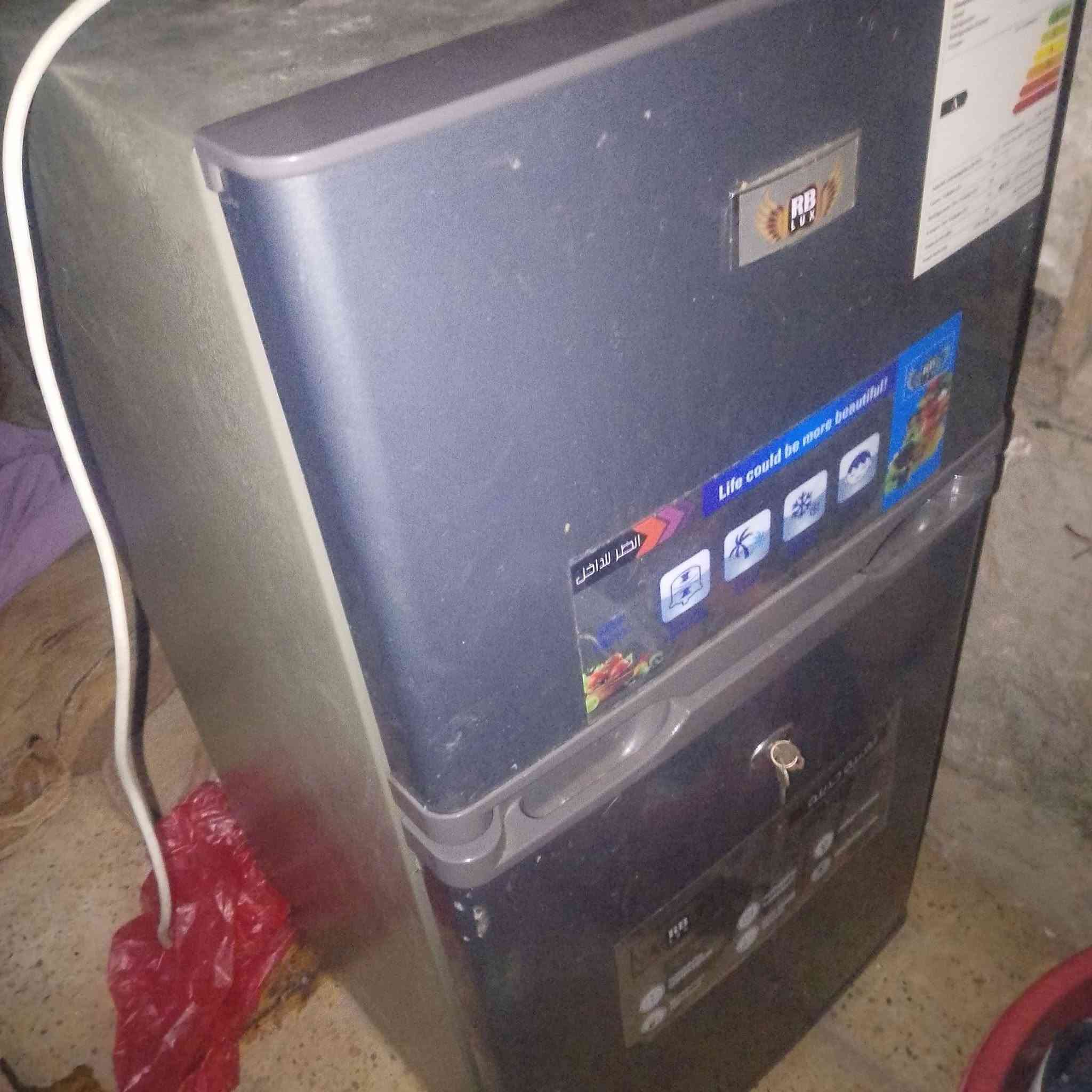 ثلاجه ٦ قدم مستعمله بس جديده ومبرده كونفيره هم نضيفه سعر الثلاجه ٧٥ الف ولمبرده ٦٠ لتواصل ***********
