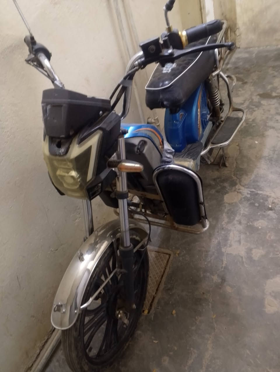 سلام عليكم شباب موطور شحن نضيف كهربائياته كل شغاله بطاريات نص عمر السعر 250 مكان فلوجه حي شهداء للاستفسار (***********)
