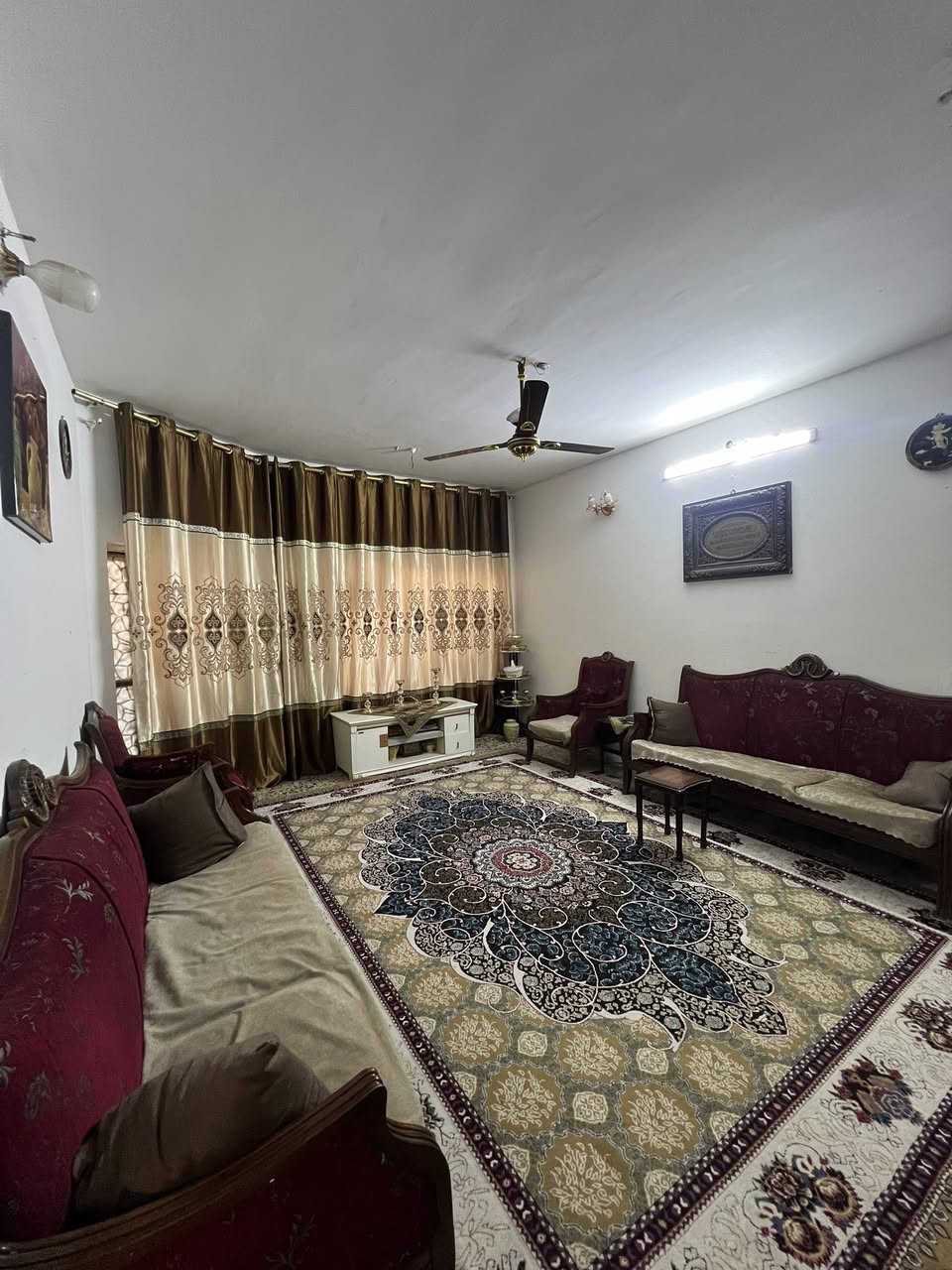 السلام عليكم بيت البيع مساحه 125 متر طابو صرف ركن طابقين 3غرفه واستبقال ومطبخ ابو دشير شارع الضغط نهايه شارع الضغط ***********
