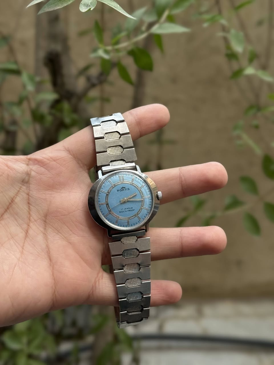 ⌚ FORTIS Vintage -Swiss Watch-
فرصة نادرة لعشّاق الساعات السويسرية الكلاسيكية ✨
ساعة Fortis أصلية من حقبة الستّينات(غالبًا) بتصميمٍ أنيق وخالد يعكس روح الزمن الجميل.

🔹 حركة ميكانيكية
🔹 17 حجر – Shock Proof 
🔹 سويسرية أصلية 🇨🇭
🔹 مينا باللون الأزرق الفاتح(Ice blue) مميّزة جدًا ونادرة 
🔹 مؤشّرات وعقارب بارزة بحالة ممتازة
🔹 شعار Fortis الأصلي من الخلف
🔗 السوار مختوم، لكن غير مؤكّد انّه أصلي (قد يكون مستبدل)

 
قطعة تجمع بين التاريخ، الجودة، والذوق الرفيع
متوفرة حاليًا في متجرنا

للطلب والإستفسار:
تواصلوا ويانا عالخاص
أو واتساب على الرقم: ***********
او على التليجرام: @drwatchee
