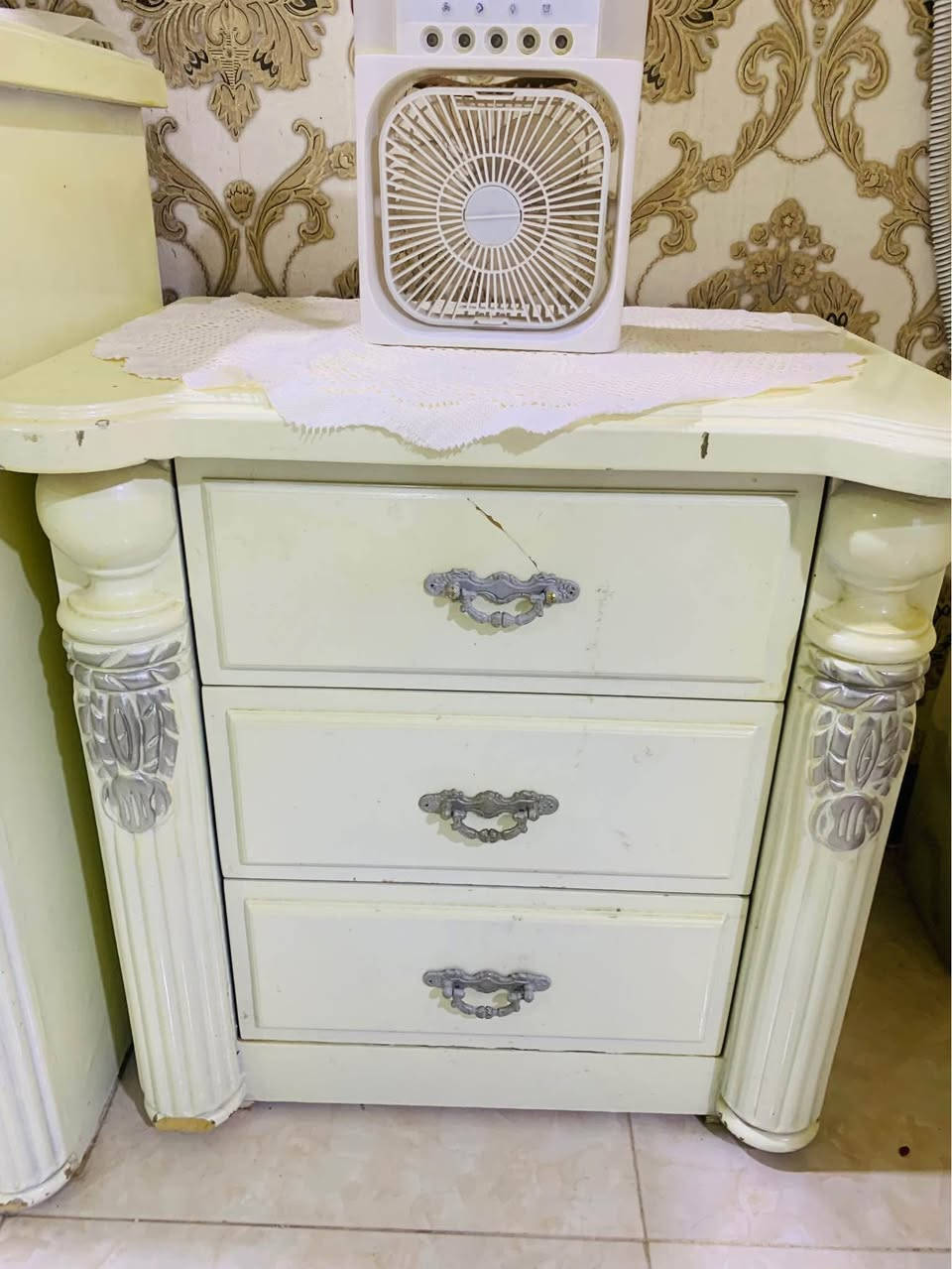 غرفة كويتيه 6 قطع ( كنتور 6 ابواب + جربايه + ميز مرايا 6مجرات + ميزين بصف الجربايه كل ميز 3 مجرات + طابوريه) خشب قوي جداً كويتي
السعر مليون 
المكان : البصره-الابله-الوايلس
رقم الهاتف *********** البصرة, العراق
