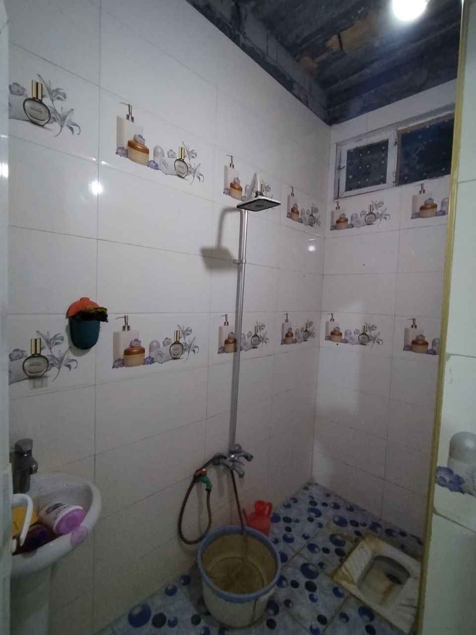 بيت للبيع في الشبانات  شارع الشهيد كامل نظيف يصح للسكن او حسينية كلشي متوفر بي ماي مجاري كهرباء تفاصيل بيت 50 متر مطبخ صحيات صالة غرفة منور  فقط طابق ارضي سند 25 تفاصيل أكثر خاص او الاتصال *********** او*********** كربلاء, العراق
