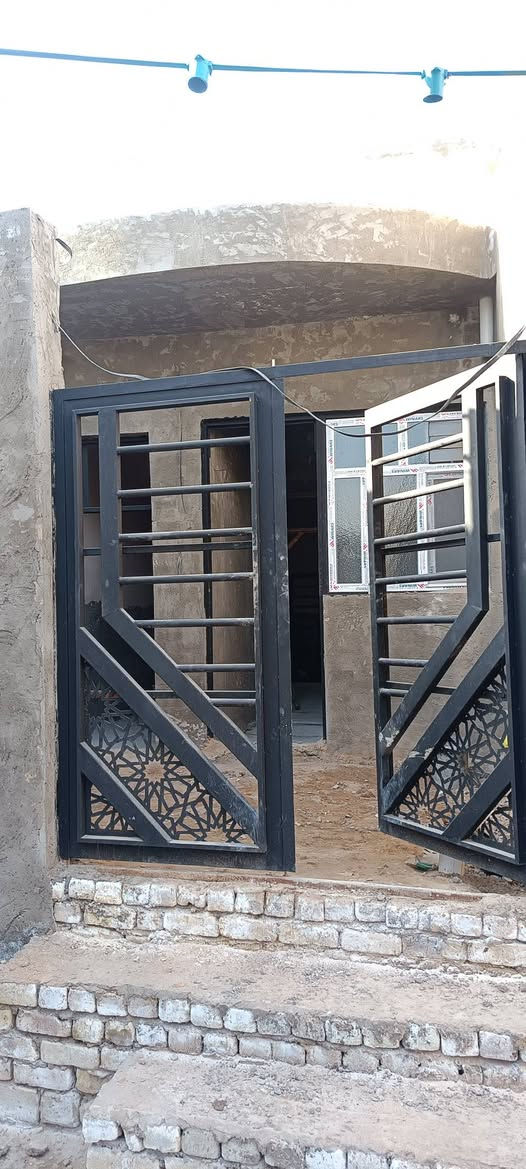 سلام عليكم بيت طابو صرف المساحه 108متر بناء ترجه اوله /كونكريت/ طابوك البيت كله بس التشاريف فرمستون  طابق واحد البيت عايز كاشي وسيراميك ولباقي كله كامل الرضيه صبه قويه فارش جواه لايلون قبل لا اصب الموقع البيت الكوفه شارع السكه قرب جامع الرشاديه ثاني فرع عن الشارع العام سعر 65 وبي مجال قليل رقمي***********
