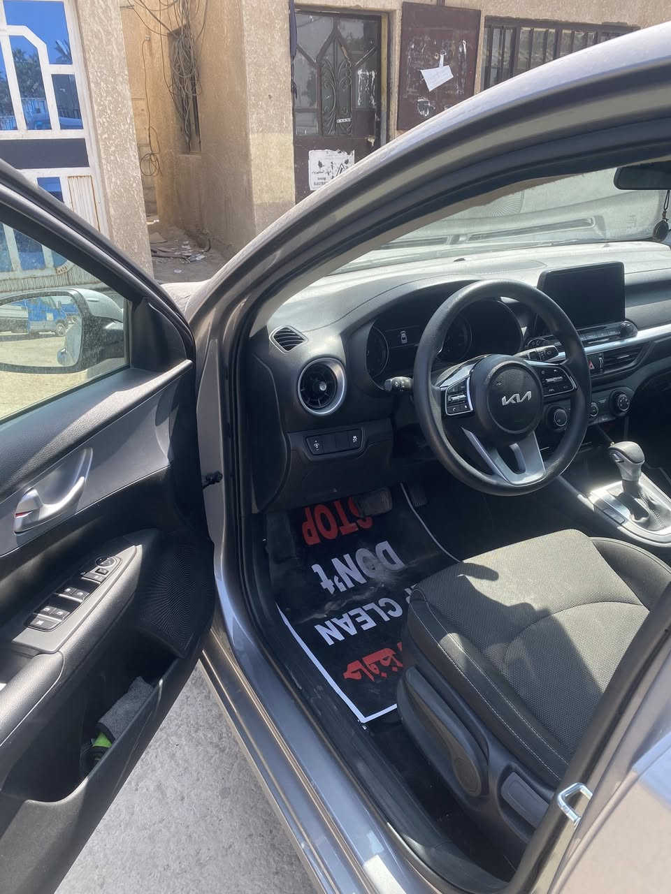 السلام عليكم فورتي 24 للبيع امريكي رقم بغداد ماشية17 الف حادثها بسيط بارد وتبديل دعامية امامية ارباك استيرن فقط وباقي تفاصيل السيارة بالصورمكاني م الصدر *********** السعر 155
