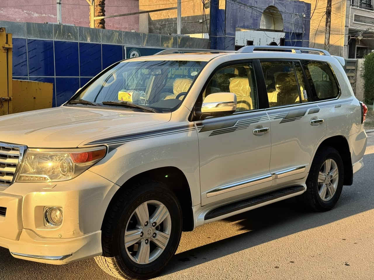 السلام عليكم 🙋🏻‍♂️من رخصه لادمن
لاندكروزر 2014 برايم للبيع او مراوس حسب القناعه 
مواصفات السياره  ⬇️
بصمه تشغيل عن بعد  
فتحه سقفيه 
مري شفط معى قلاب 
كامره خلفيه حساسات امامي خلفي 
لد نهاري زراكات مصابيح 
كشنات جلد معى تحكم كهرباء
السياره كير مكينه مكفولات شرط الفحص ضرر السياره كما موضح في السونار السعر (385)وبيها مجال 
مكان السياره بغداد حي الجهاد 
الرقم للاستفسار ***********
