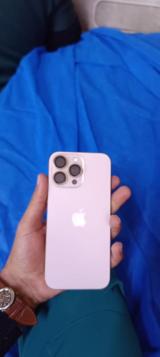 سلام عليكم
16برو ماكس مستخدم كلش قليل 
عندي موبايل 2 ما محتاجة 
نظافة 100‎%‎ ويا كارتون وشاحنة اصلية بعدها بالضمان وكفرات 3 جدد
والموبايل بعدة بالضمان لحد شهر 5 
رايدة 1450

***********للتواصل او خاص
