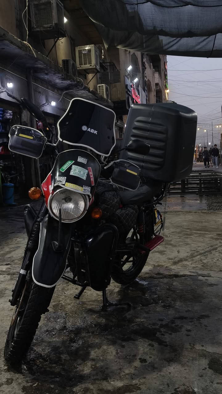 السلام عليكم بوكسر موديل ٢٣ اوراق كامله مدفوع كمركه دراجه نضيفه كلش عوزه تفيلس وترتيب السعر ١٣٥٠ وبيه مجال كلش قليل دراجه مال شغل ابيعلكياه هيه وغراضه مكاني بغداد مدينت الصدر  ***********
