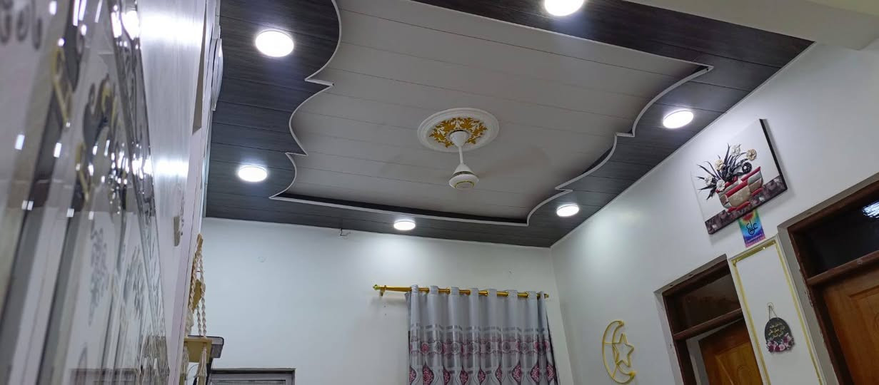 السلام عليكم يوجد بيت للبيع زراعي المكان قرب جامع أبو تراب مساحة 200 متر شارع مالته 11 متر يتكون من غرفتين وصالتين ومطبخ حار وبارد وصحيات داخليه وخارجيه وديوانيه ومناور 2 بناء جديد طابوك كونكريت السعر 85 وبيه مجال الاستفسار *********** امجد للعقار مستعدون لكافة العروض
