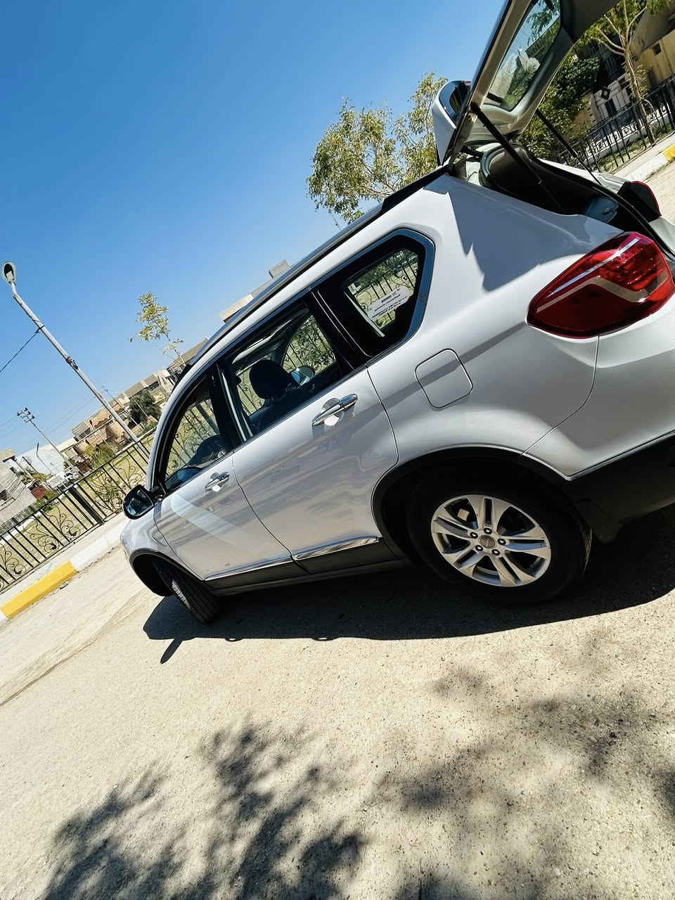 سلام عليكم سيارة هافال H6 موديل 2016 لبيع فول مواصفات محرك 2400 اشاير بل مري بونيراما كشنات جلد وكهرباء كامرات 360درجة تحكمات استيرن مري كهرباء السيارة بحالت الشركة مابيهة اي ضرر  رقم انكليزي جديد تخم تاير جديد السعر 135 وبيهة مجال مكاني ديالى المقدادية حي المعلمين وأي استفسار علة هاذة الرقم ***********
