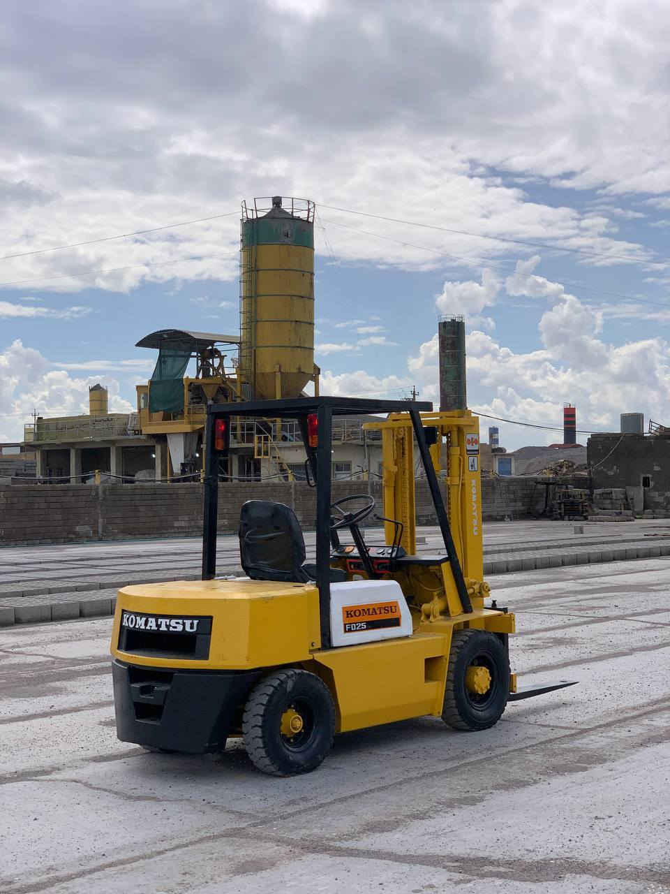 للبيع رافعه شوكيه كوماتسو موديل
1990 ثلاث طن حركتين جب حاويه كير_محرك_اكسن 
بشرط رافعه بلاديه للإستفسار اتصال ***********
