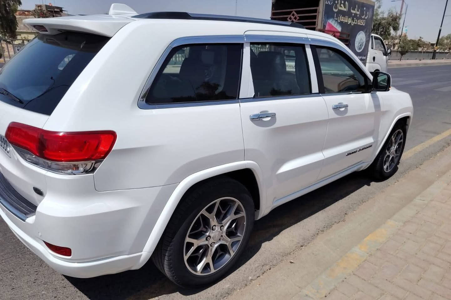 جيب  أوفرلاند خليجي  2020
((رقم أربيل جديد بأسمي تحويل مباشر ))
فول مواصفات ١ /١ مستلمة من الشركة على ايدي
ماشيه  17 الف فقط حقيقي
بعدها بحالة الزيرو بعدها بنايلون الشركة  
-مكفوله من الدعامية للدعامية كفاله عامه من شخط ورصعه وبارد بدون اي ملاحظة
بعدها على تايرات الشركه 
مواصفاتها :
_محرك 3600/ 6 سلندر
_ دفع رباعي 4*4
-گير 8 نمر
_ جكات
_3 شاشات 
-داخل لون ( مشمشي)
_ويل قياس 20
_كشنات امامي كهربائي +خزن ميموري
_كشنات امامي تدفئة وتبريد
_كشنات خلفي تدفئة
-حساسات امامي خلفي
-نقطه عمياء 
-بانوراما
-مري شفط
-مثبت سرعة
_شفتات كير
_لايتات زنون عالي ناصي 
-تشغيل عن بعد
_بصمه ابواب وصندوق
-هيتر ستيرن + مرايات جانبيه
_مرايات متحسسة للضوء العالي
 - نظام وقود اقتصادي، اوتو، عادي 
- نظام وقوف ذاتي (مانع تصادم خلفي)
_ نظام التشغيل والإطفاء الاوتوماتيكي
Auto start systim
_سيستم صوت
_ماسحات جام امامي تعمل تلقائياً عند المطر
_نظام تنبيه للنقطة العمياء
_أنظمة قيادة متعددة
 وبعد بيها كثير مواصفات
كل أغراضها والعدة مالتها بعدها بالباكيت ومامستخدمة والتاير السبير مانازل مع بصمة عدد 2
السعر 358 $
مكان السيارة الموصل 
رقم صاحب السيارة/
 ***********
