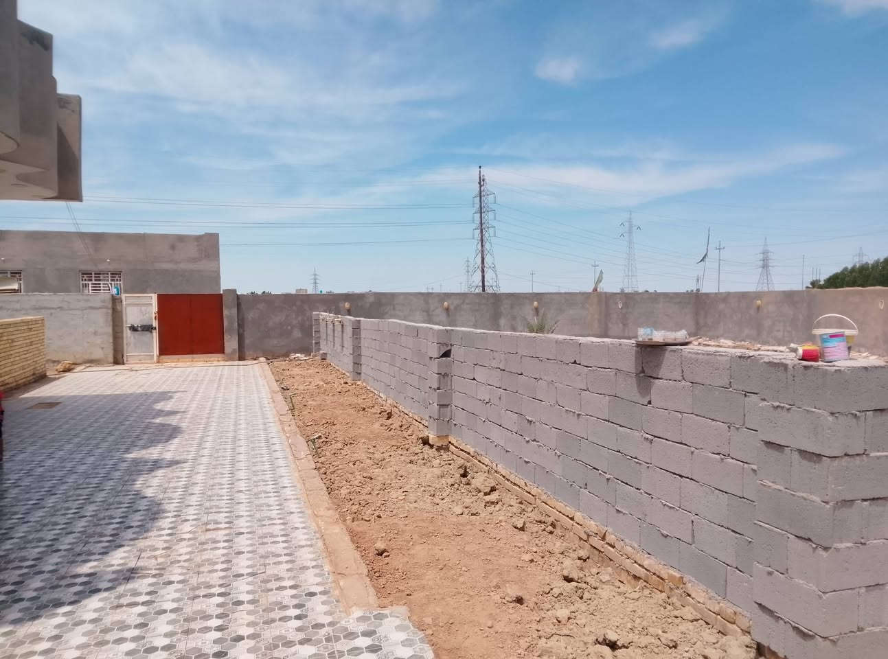 الدار لبيع
الموقع ال ساجت كراغول 
التبليط بل باب 
الكهرباء بل باب خاصه بيه محوله 
امبير موجود بيه 
بناء 200متر وبيه اضافه 
المساحه الكليه 1200
مجهز كامرات تانكيات ماطورات برينه ماء 
بناء طابوك كله درجه اوله 
فقط السياج بلوك مع تل صحيات 
غرفتين وصاله وديوانيه ومطبخ وصحيات داخليه وخارجيه 
ومطبخ وصحيات قيد الانشاء 
لبيع أو 
مراوس في حي المستشفى أو حي المهندسين 
***********
