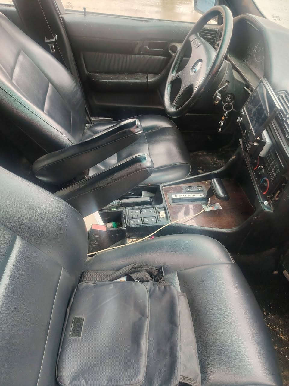 بیئێم 525 بیلاد
مۆدیل91
تۆماتیک 
سلاید
تەبرید
چوارجام کارەبا 
چوار تایەی و ویلی تازە
کوشن جلد قفل مەرکەزی
کارەبایی هەمو ئیشەکات
دەفتەر بەنزینی هەیە
هەیکەلی جوانە نەکەوتوە
سەنەوی و ڕەقەم تاکو 2029
ئاوێنە گوێ بەرخ و شەش کەلە
لێدرانێکی پێشەوەی هەیە بەبێ ناوگرتن
سێ بست دۆسەی خایسبوە گۆڕاوە
موس و بڕاوەی بەشەرت
بەنزین زۆر زۆر کەم سەرف ئەکات زۆریش بەقوەتە
تازە نۆزڵ و ڕادێتە و بلاکم گۆڕیوە
کارەبایی و گێچەکانی هەموی ئیشەکات
شوێن کەرکوک
گۆڕینەوەش ئەکەم بەشتێک بەدڵم بێت
***********
