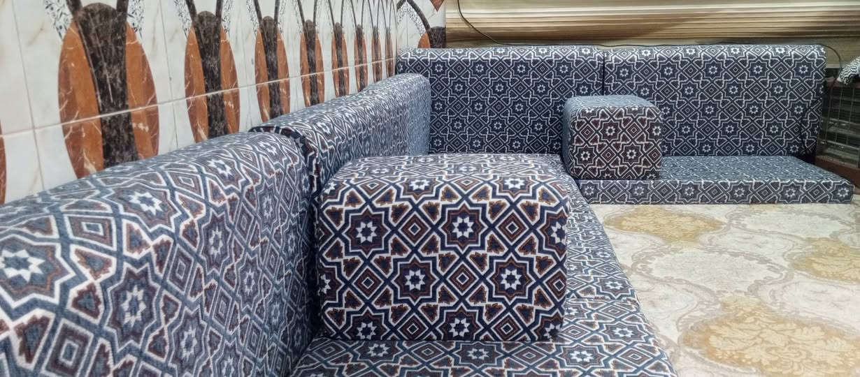 گعده عربيه للبيع جديد كلش مشتريها قبل فتره سعر 550 الف عالي وربل صغط 14متر 7 منادر 7 تكيات 
العنوان بصره حي الاصدقاء 
***********
