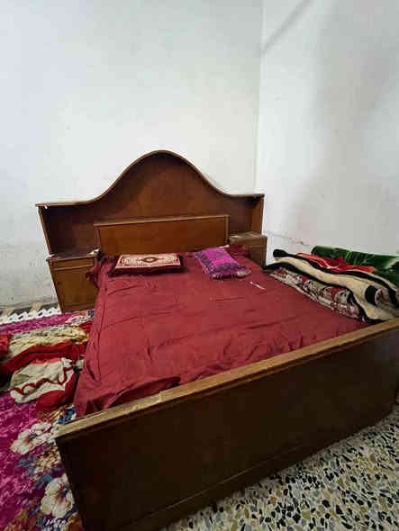 غرفت نوم مستعمله شغل قديم اصلي نضيفه حلوه 300وبيه مجال مكان نجف موقع حي نيسان شارع الشيوخ رقم تلفون *********** النجف
