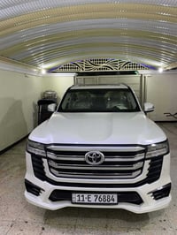 عندي سياره البيع لاندكروز موديل 2022 رقم بغداد دولي ماشيه 40 ألف فول م...