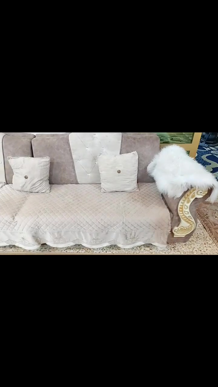 سلام عليكم تخم للبيع السعر 400 وبيه مجال 12قطعه وياه كوشات عله طول التخم ومخاد وطبله وحده جبيره سوق الشيوخ العكيكه للاتصال ***********
