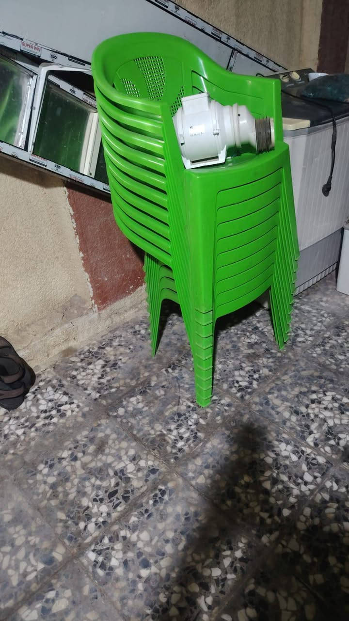 يوبي اس 5 قطع ع 70الواحد و بلازمه ام انت حجم 43 ب 200 هم 5 قطع و كراسي ع 13 الف الواحد كلهم جدد استخدام شهر المكان ابو دشير للاتصال ***********
