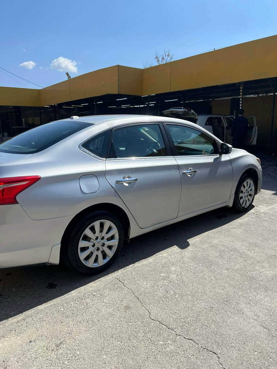 نيسان سينترا 2017
‏Nissan Sentra ‎
‎‏SV
‎الموديل 2017
‎لون سلفر 🩶
‎حادثهه  فقط الجاملغ خلفيه بدون دواخل بدون شواصي واتعديل 
‎المواصفات.. 
‎▪️نضام. ايكو عادي سبورت.                                            ◾️ليد داخلي و الخارجي مع ترحيب
‎◾️الخلفي كامرات 
‎◾️كشنات شامو 
‎▪️تشغيل عن بعد 
‎▪️توقف ذاتي مانع الاصدام 
‎▪️قياده أليه مع المسار
‎▪️نظام تبريد متفرق DUAL 
‎ ▪️عدد السلندرات: 4 سلندر 2.0
‎▪️دواخل اسود + 
‎ ▪️رادارات ( أمامي * جانبي * خلفي)
‎ ▪️الأبواب: بصمه  مفتاح ذكي 
‎▪️تحكم ستيرن فول 
‎▪️شاشه كبيره 
‎▪️ويل كروم  ١٨
‎▪️ أشاير بلمري
‎▪️ استيرن رادار عند خط شارع   
‎▪️شاشة عطلات
‎▪️لايت LED                                      سعر. :١٠٥ورقه السياره شمالي 
باسمي اي استفسار هذا رقمي *********** أربيل, العراق
