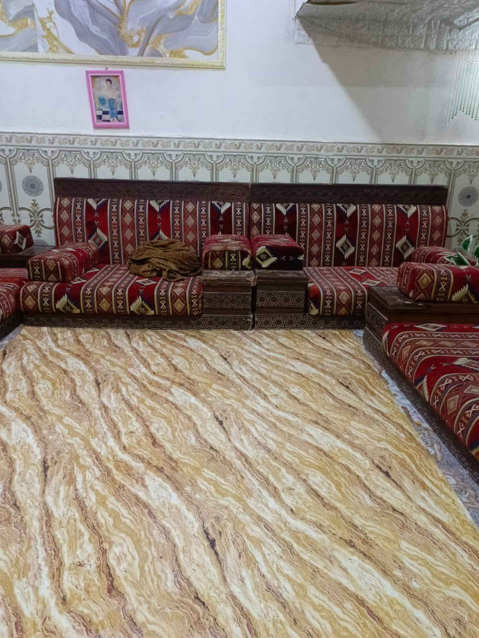 السلام عليكم 
عندي ديوان كويتي قوي نضيف 7 قطع مع طاوله كبيره للبيع السعر ٢٧٥ وعندي جهاز جري للبيع نضيف كلش استخدام مرتين للبيع السعر ٢٥٠ يحمل اوزان ثقيله الأستفسار الاتصال على الرقم ***********
