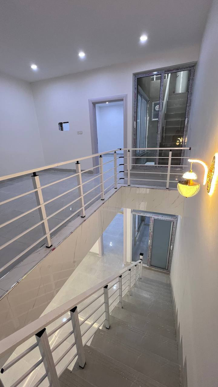 كود اعلان 11/25
#عرض_شركة_ايديل_ڤيلا_العقارية
منزل زيرو للبيع في #اربيل حي #هفالان 
مساحة: 100متر 
على شارع 15متر 
سعر جدا مناسب 
يتكون من: 3غرف نوم
صالة
مطبخ حار وبارد
مجموعة صحيات 
كراج
للتواصل 📞
***********
***********
**************
في حال لم يتوافق العقار مع رغبتكم او لم يكن بقدر امكانيتكم زوروا موقعنا على تلكرام للتصفح على اكثر عدد من العقارات المتوفرة https://t.me/alialmshhadani أربيل, العراق
