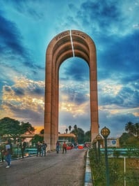 يوجد خط لطلاب جامعة بغداد والنهرين في مجمع الجادرية  نوع السيارة خصوصي...